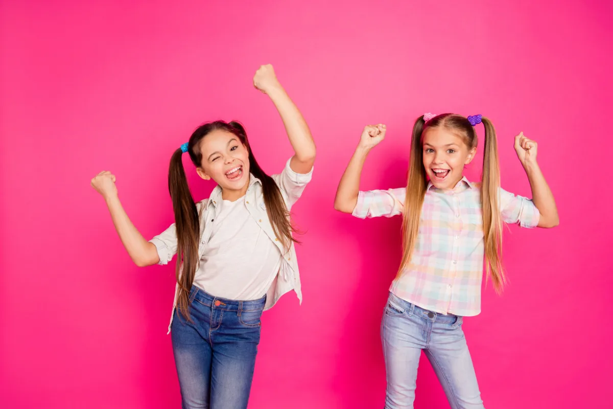 صورة صديقتين