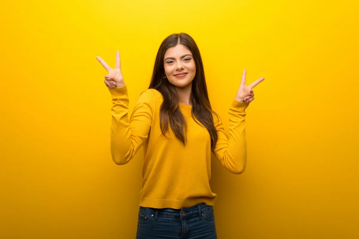 صورة لمراهقة سعيدة راضية