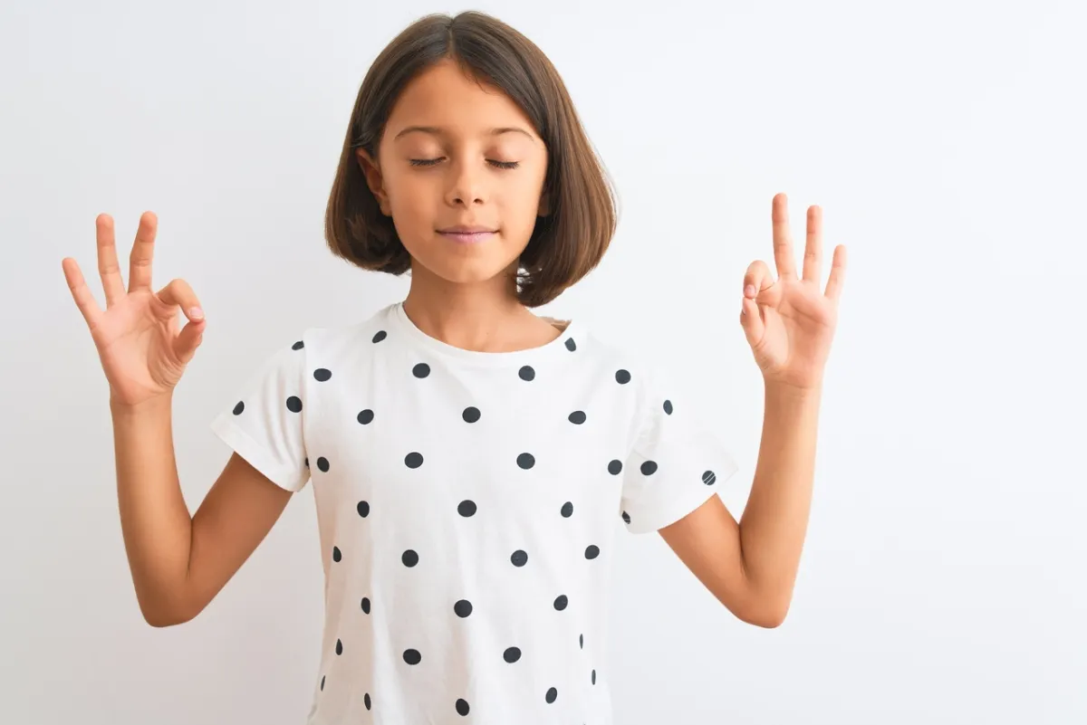 صورة طفلة تمارس اليوغا بعينيها وجسدها