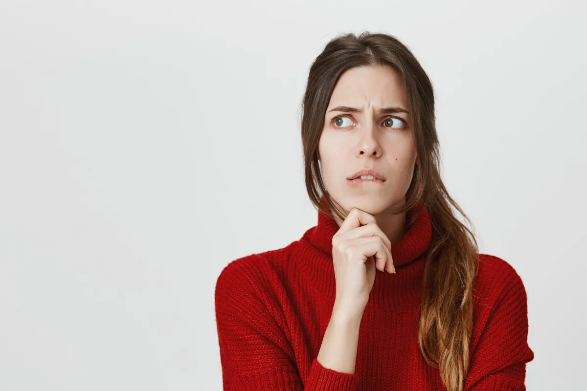 قد يكون القلق علامة تحذيرية لزيادة الوعي وإجراء بعض التغييرات الإيجابية بحياتك (المصدر: Freepik)