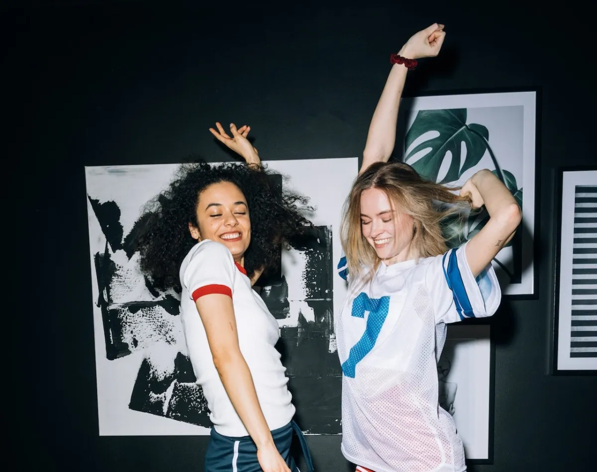 الزومبا.. رياضة ممتعة تحرق الدهون وغنية بالفوائد الصحية (المصدر: Pexels)