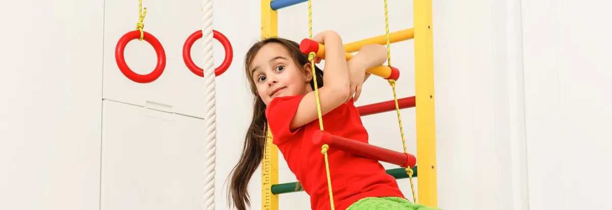 صورة لطفلة تلعب بنشاط