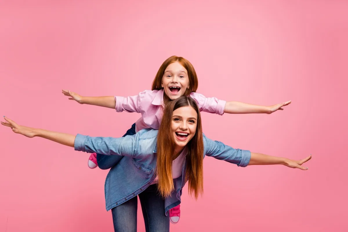 صورة لأم وطفلة يلعبان معاً