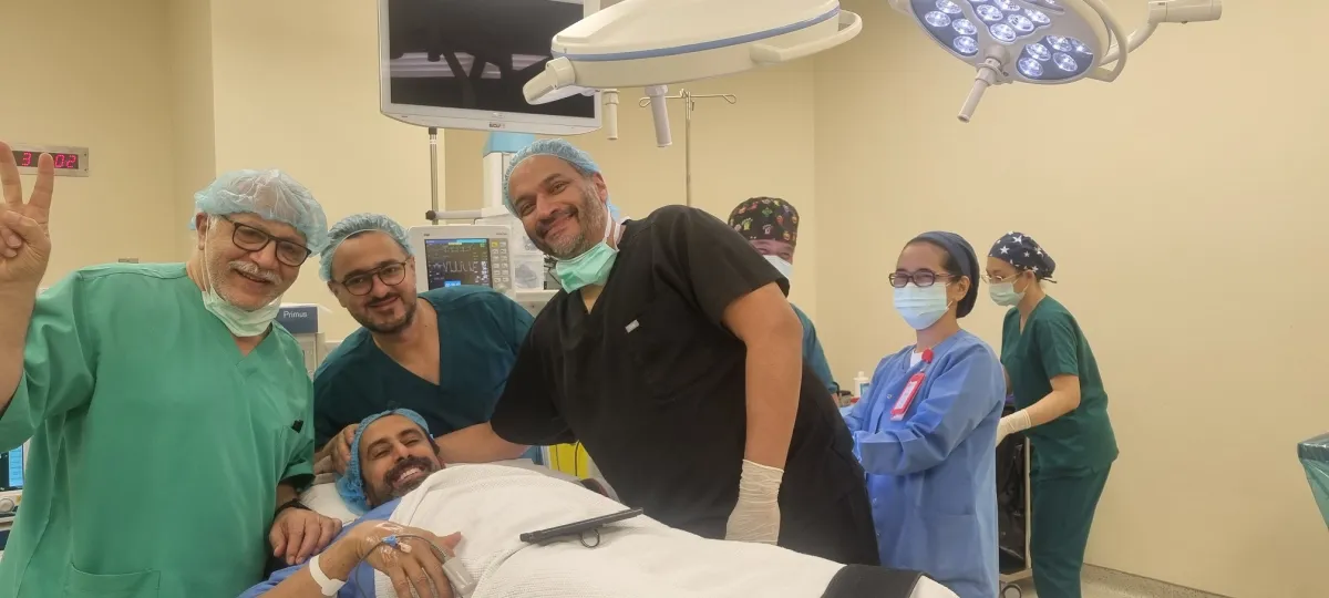 الدكتور أحمد البدر أثناء خضوعه لعملية جراحية أثناء فترة علاجه- الصور من المصدر