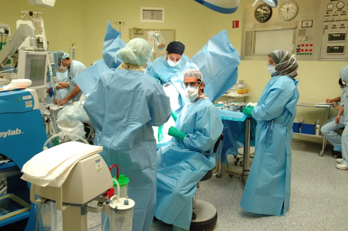 الدكتور أحمد البدر أثناء قيامه بإجراء عمليات جراحية للمرضى - الصور من المصدر