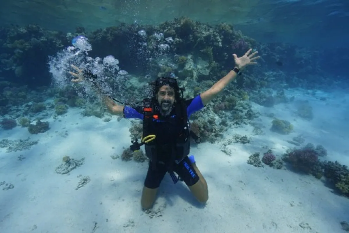 الدكتور أحمد البدر يمارس رياضة الغوص -  الصور من المصدر