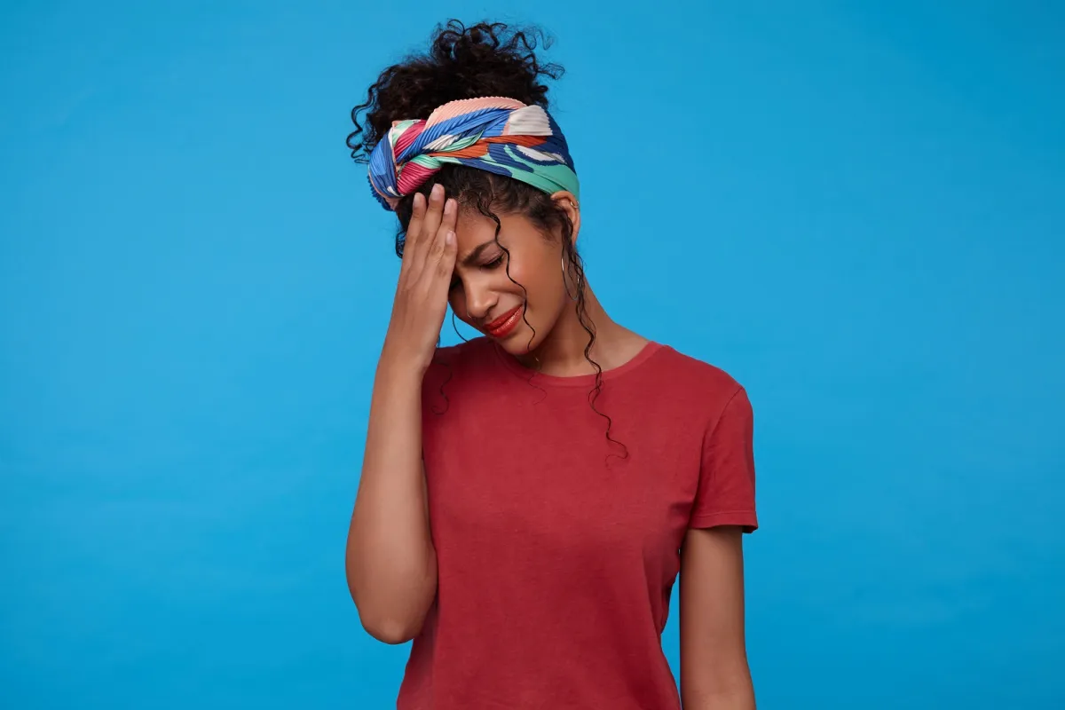 يعاني بعض النساء من زيادة أعراض متلازمة زيادة دقات القلب الانتصابي قبل فترات الحيض مباشرة (المصدر: Freepik)