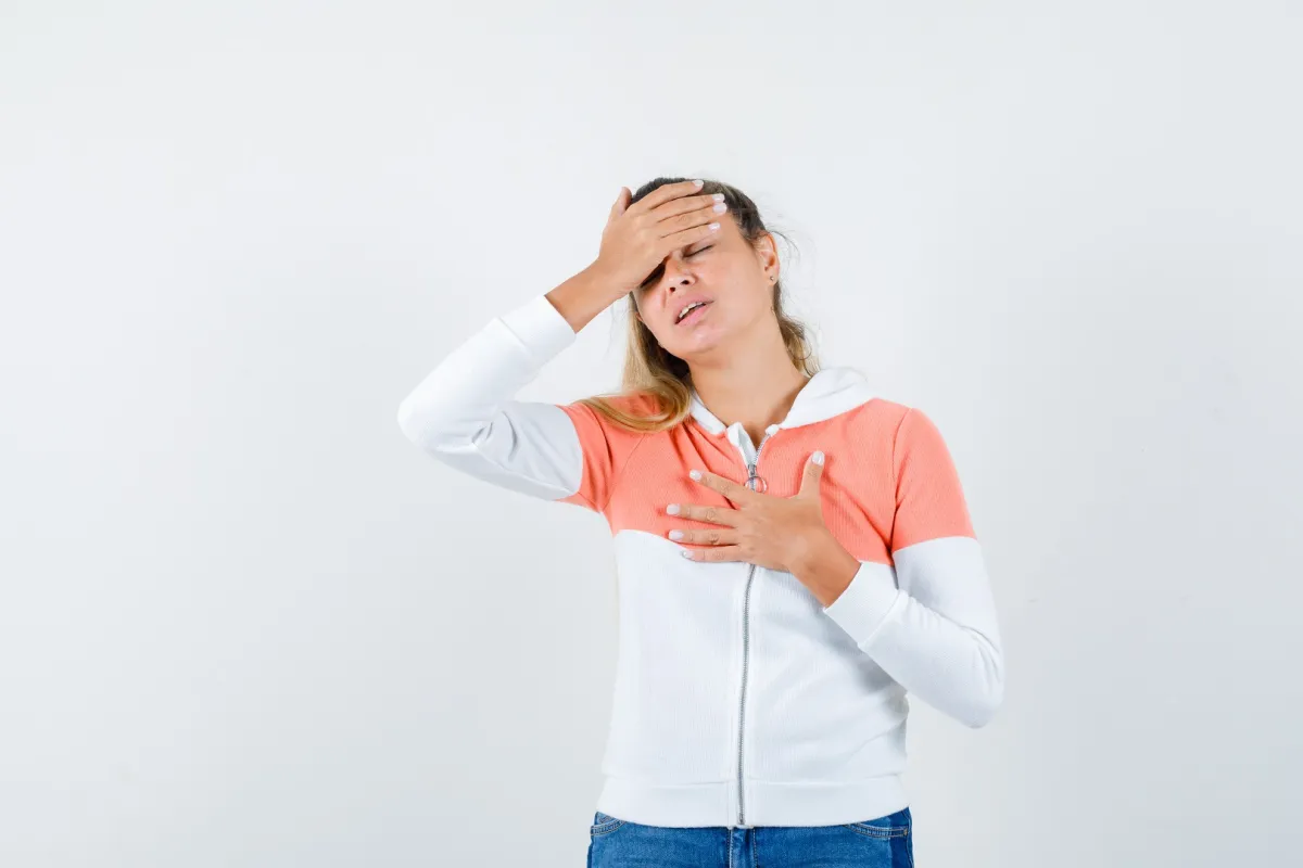 زيادة ضربات القلب والدوخة عند الوقوف من أعراض المتلازمة (المصدر: Freepik)