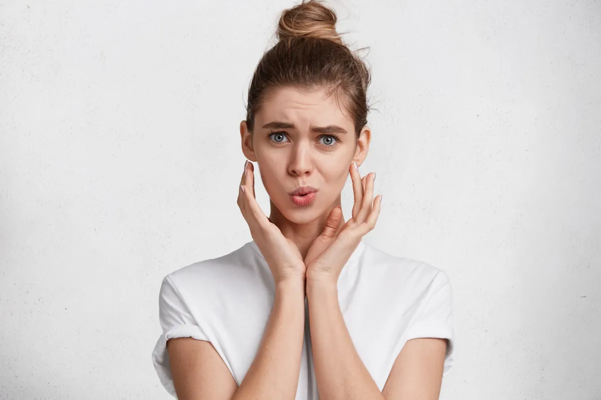 يُمكن إجراء تمارين علاج طبيعي للوجه في المنزل مع كمادات دافئة لعلاج العصب السابع (المصدر: Freepik)