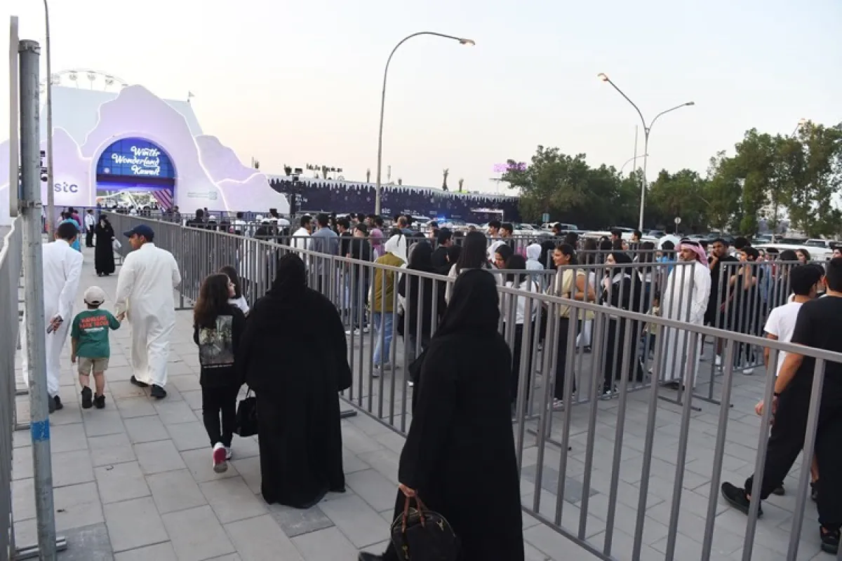 دخول الزوار إلى ونتر وندر لاند. الصورة من وكالة الأنباء الكويتية