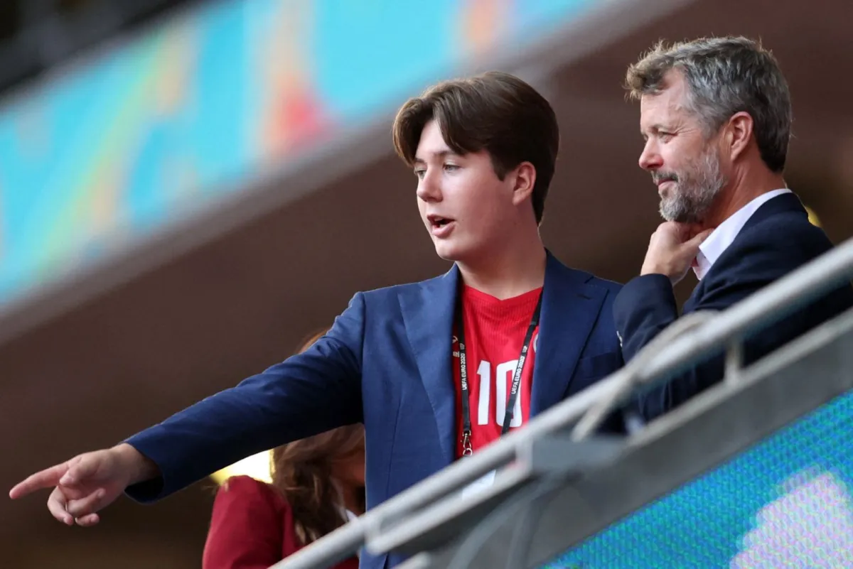 الأمير كريستيان ووالده ولي العهد الأمير فريدريك (Frederik (R), Crown Prince of Denmark, and Prince Christian). مصدر الصورة:  AFP / POOL / Catherine Ivill