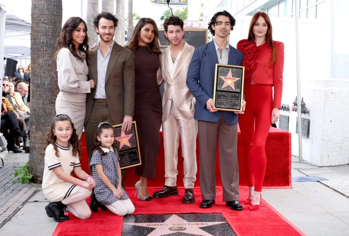 الأشقاء جوناس مع زوجاتهن Danielle Jonas, Kevin Jonas, Priyanka Chopra, Nick Jonas, Joe Jonas, Sophie Turner (مصدر الصورة:  Amy Sussman / GETTY IMAGES NORTH AMERICA / Getty Images via AFP)