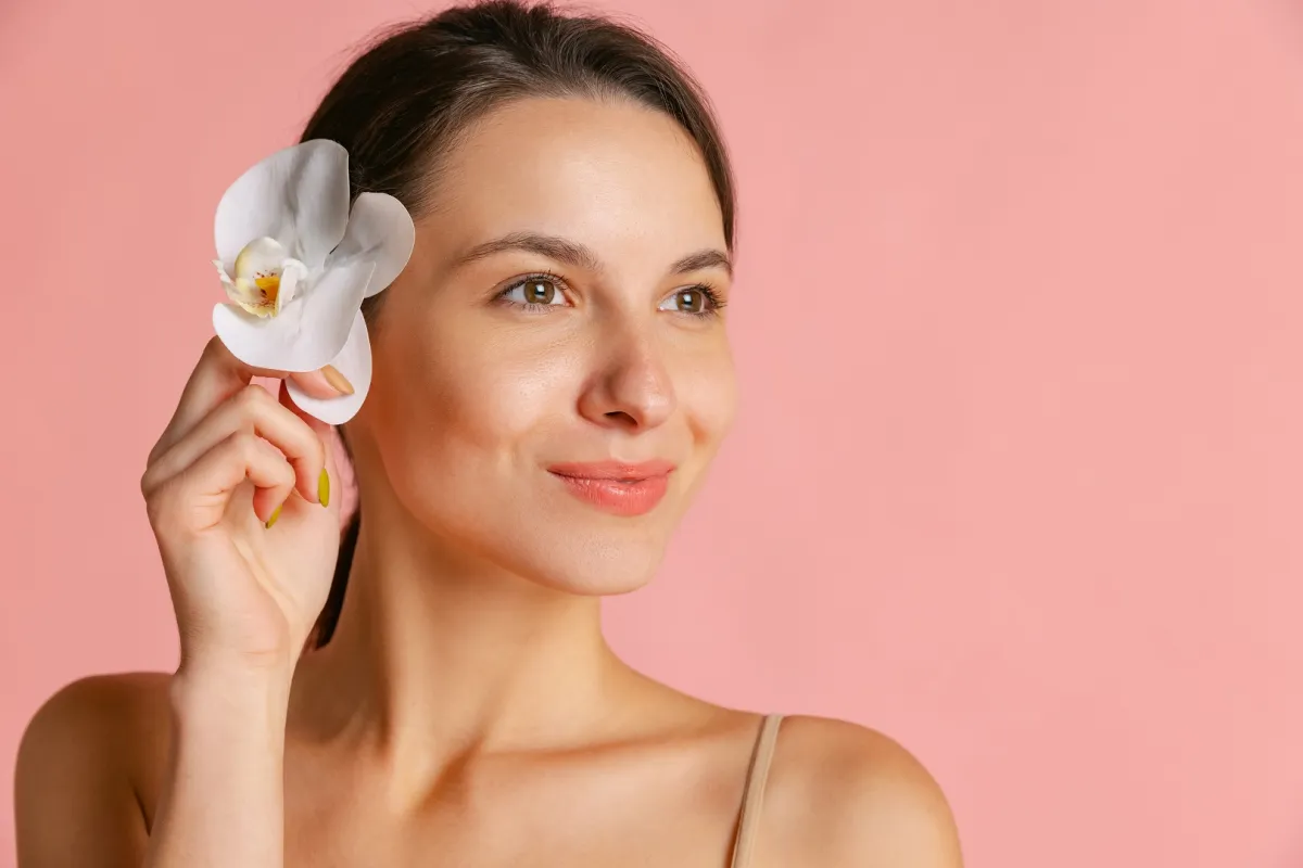 ضرورة العناية بالبشرة - الصورة من Freepik 