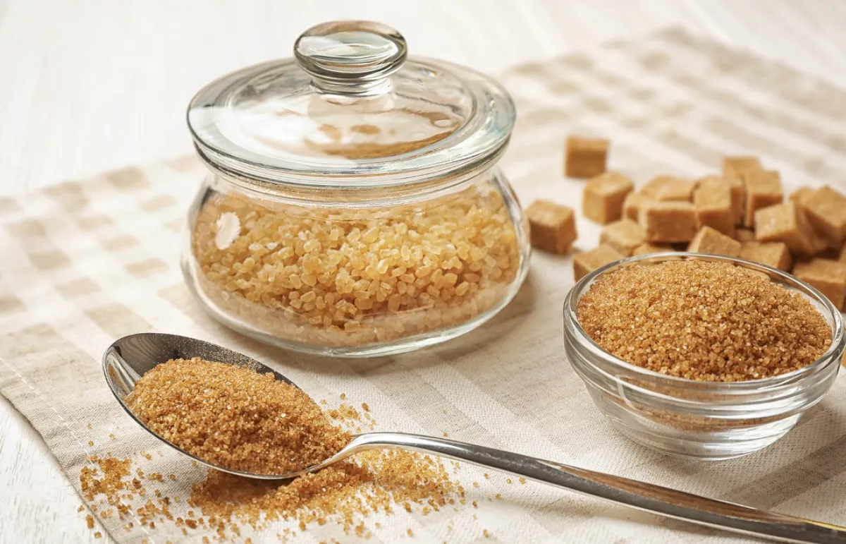 هل يزيد السكر الأسمر معدل السكر في الدم؟ (المصدر: Shutterstock)