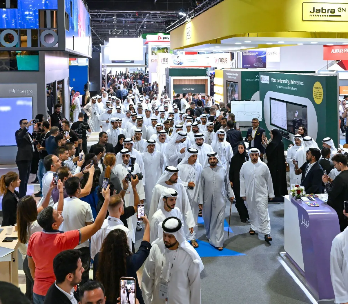 الشيخ محمد بن راشد أثناء افتتاحه لمعرض جيتكس. الصورة من الحساب الرسمي للشيخ محمد على منصة x