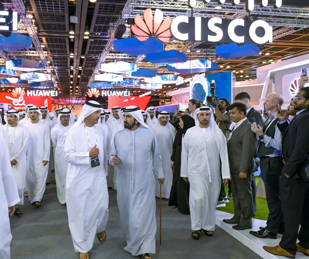 الشيخ محمد بن راشد أثناء تجوله بالمعرض. الصورة من الحساب الرسمي للشيخ محمد على منصة x