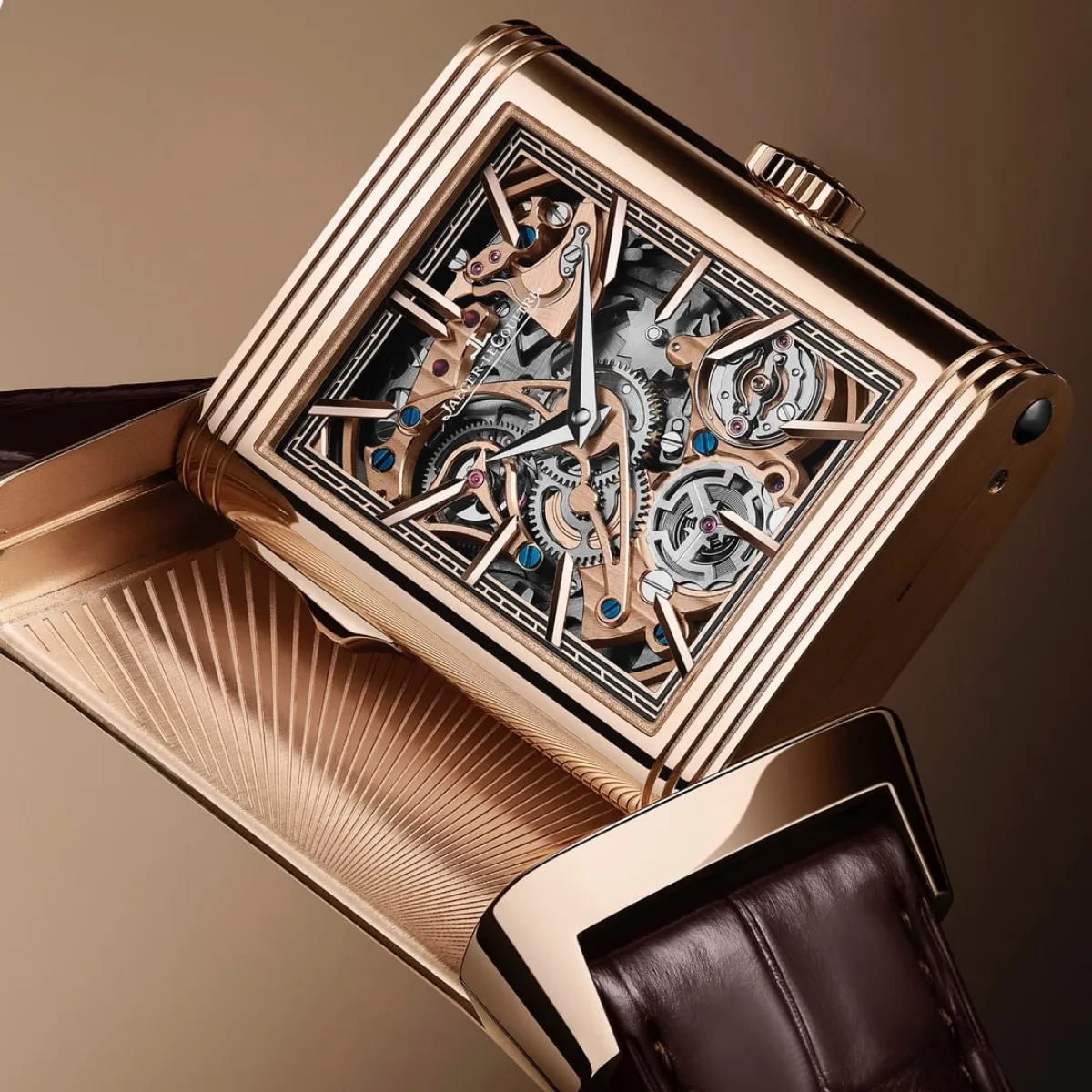 ساعة Jaeger-LeCoultre بتصميم كلاسيكي فاخر (مصدر الصورة الموقع الرسمي لماركة Jaeger-LeCoultre)