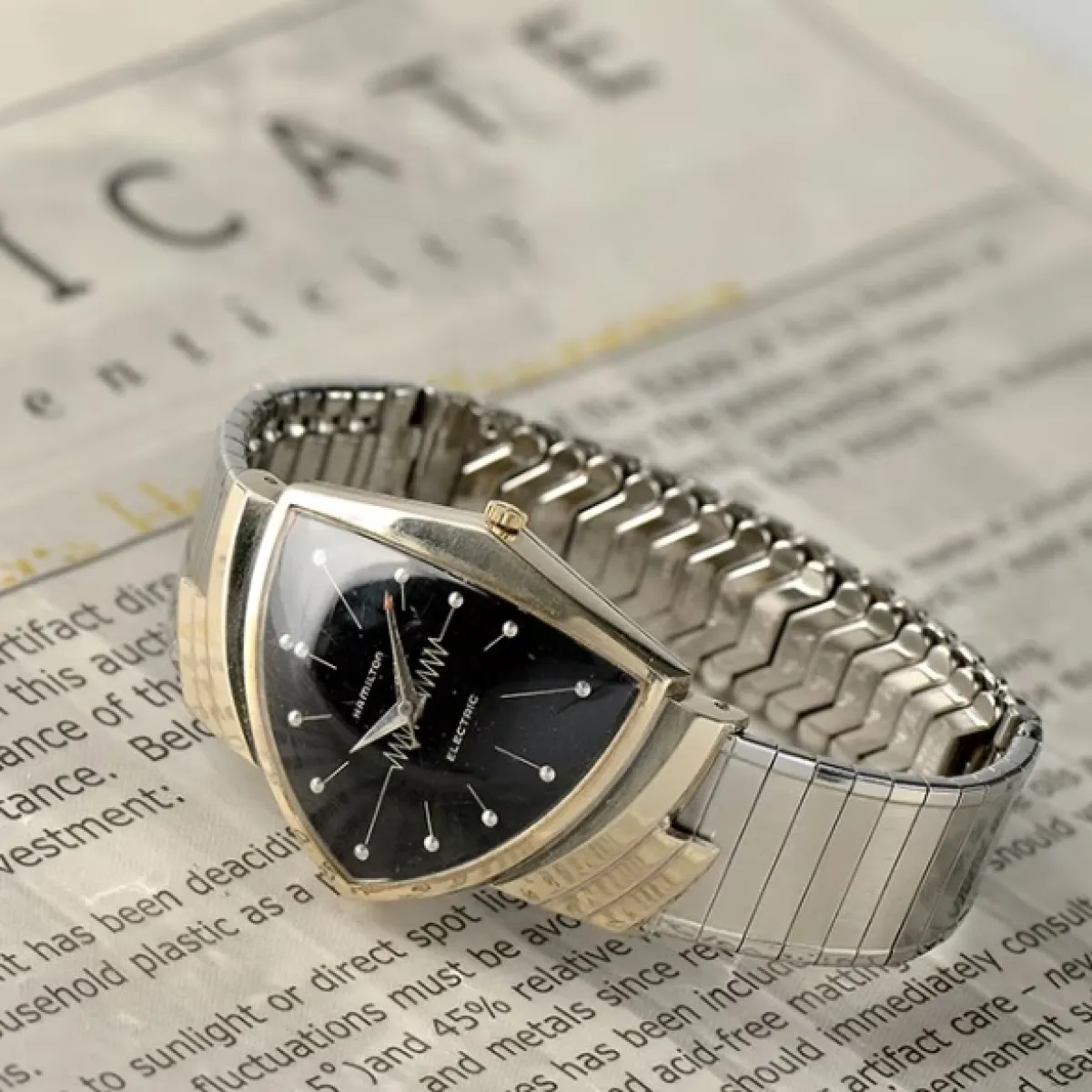 ساعة Ventura  التي أحدثت ثورة في صناعة الساعات في الخمسينيات (مصدر الصورة الموقع الرسمي لدار هاملتون)