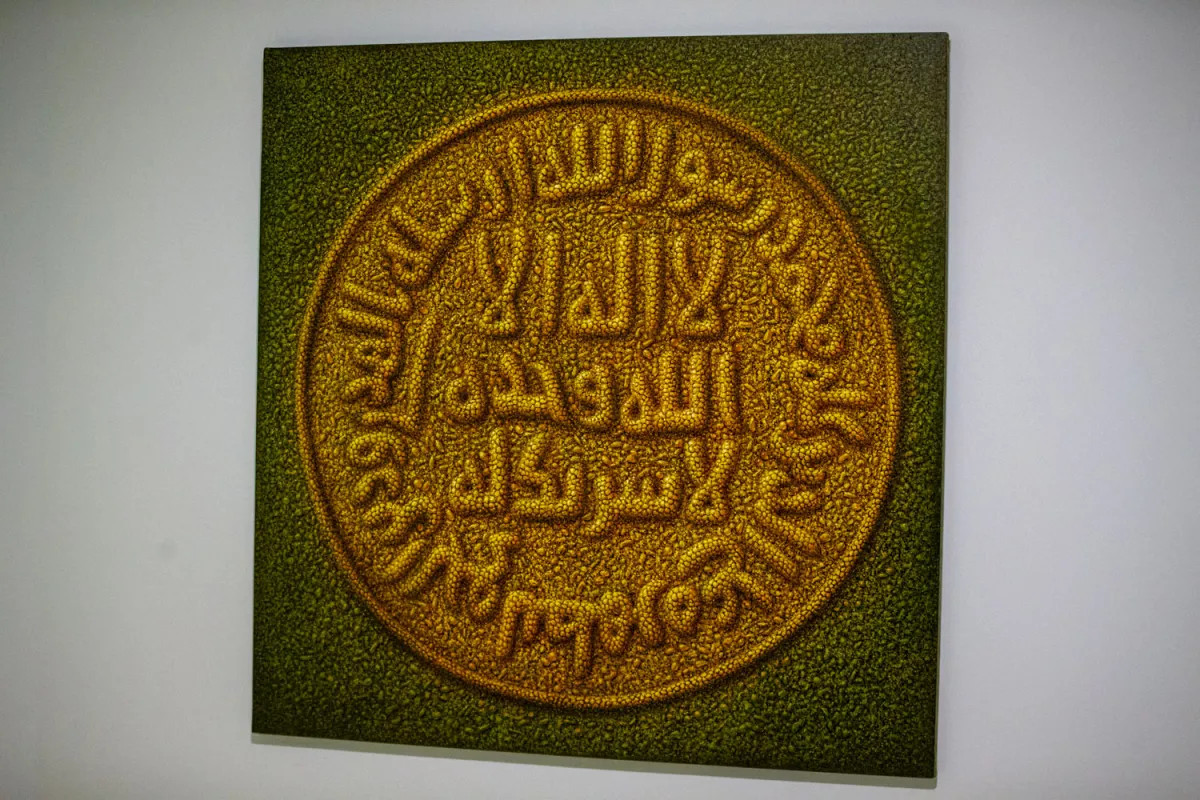 من اللوحات المعروضة 