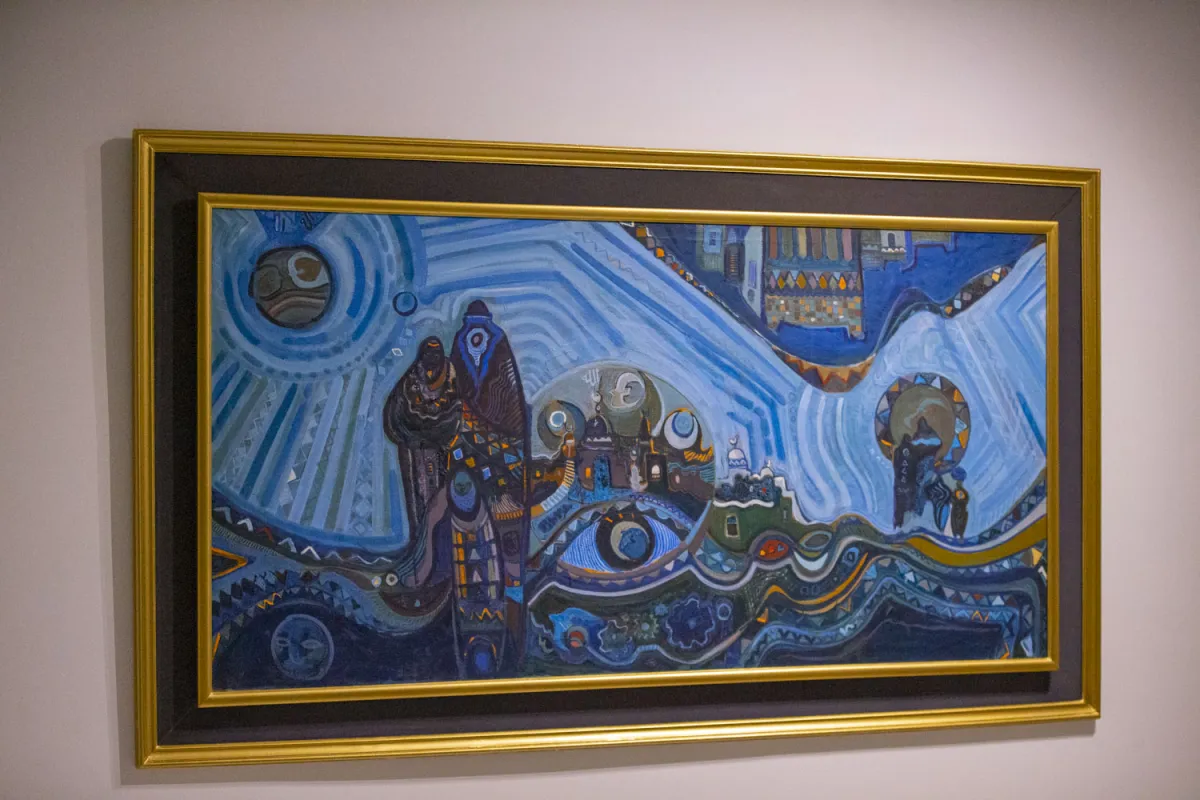 من اللوحات المعروضة