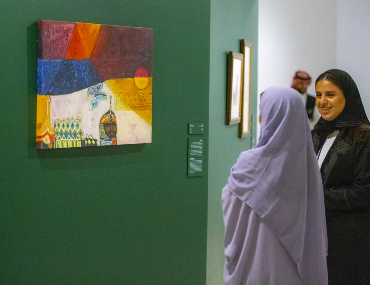 الزوار يطلعون على المعروضات