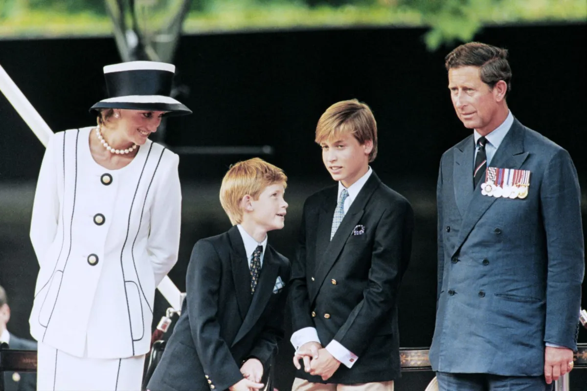 الأمير تشارلز، الأميرة ديانا وبينهما الأمير ويليام والأمير هاري (Prince Charles, Princess Diana and their children William and Harry). مصدر الصورة:  Johnny EGGITT / AFP