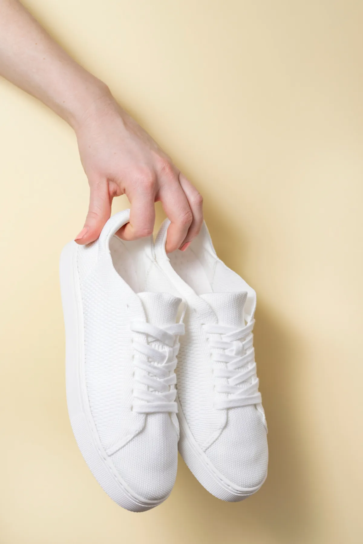 الحذاء القماش الأبيض 