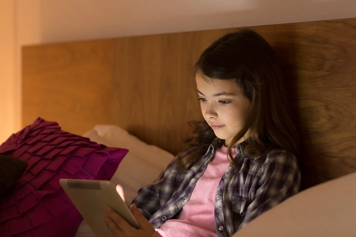 صورة لطفلة تقرأ