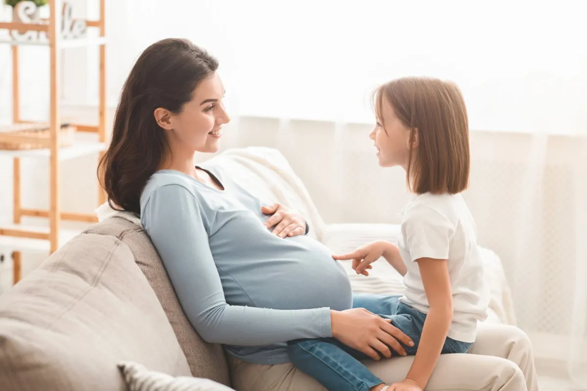 صورة حامل مع ابنتها