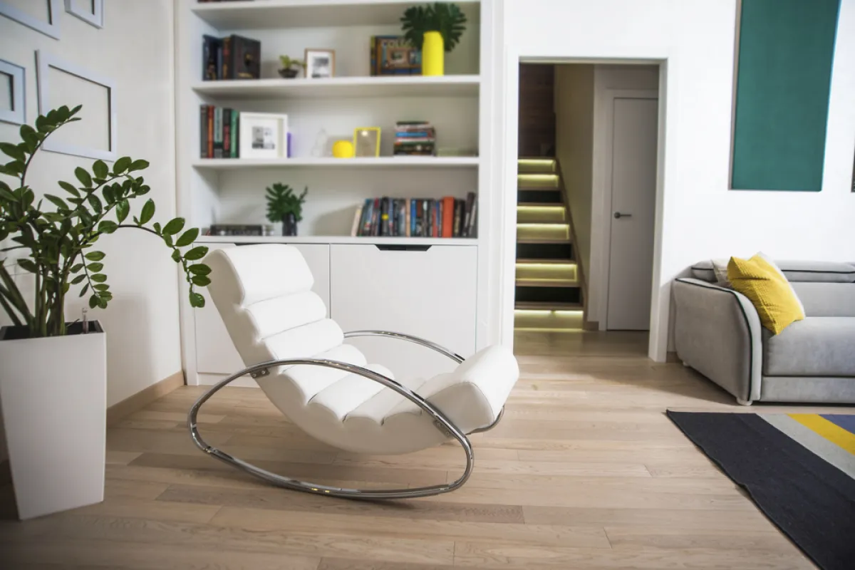 تصميم "مودرن" لكرسي جلدي هزاز 