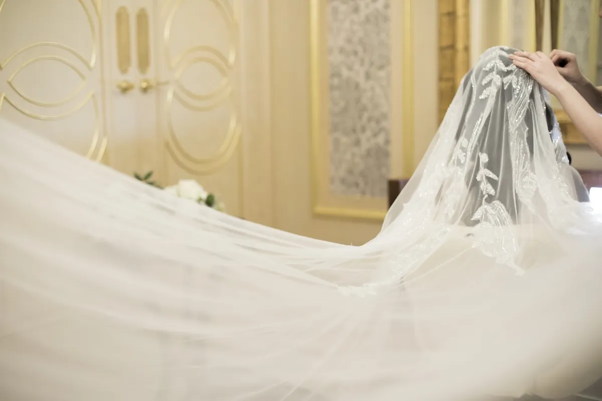 يمكن للعروسين خلال إقامتهما الاستمتاع بمرافق الفندق الراقية