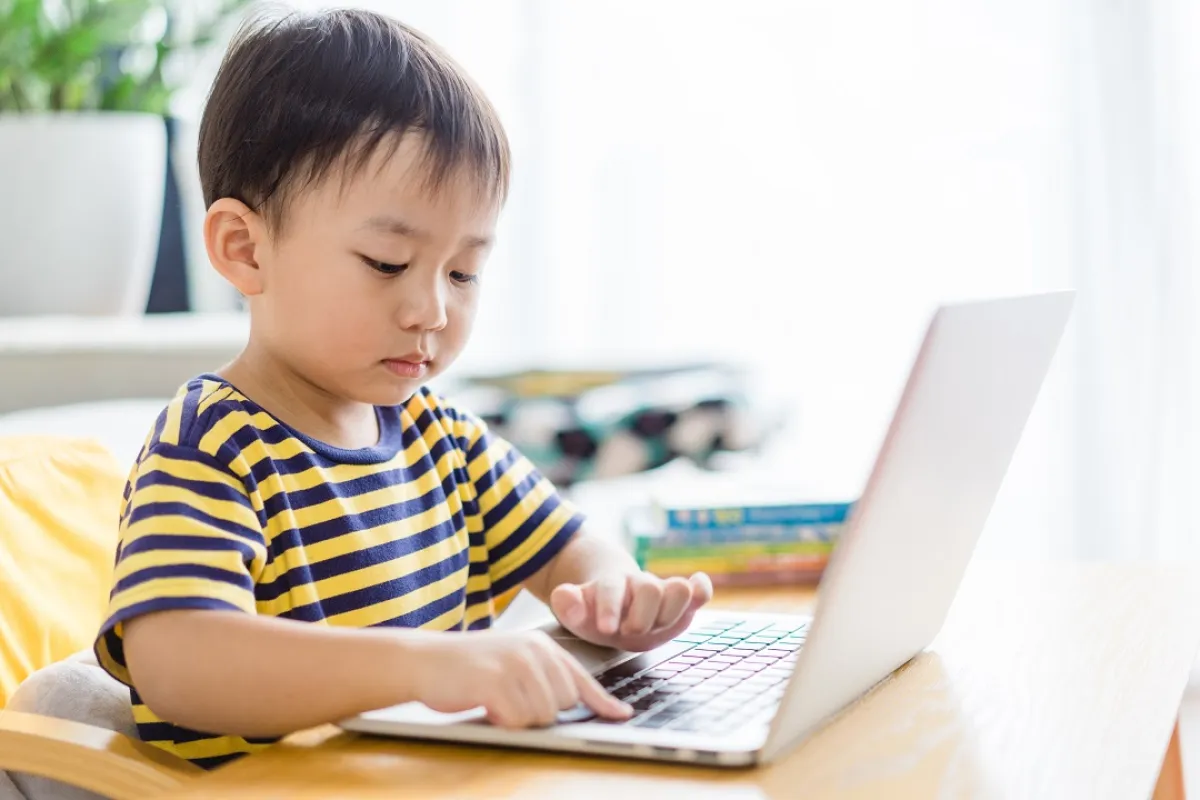 صورة لصغير يلعب