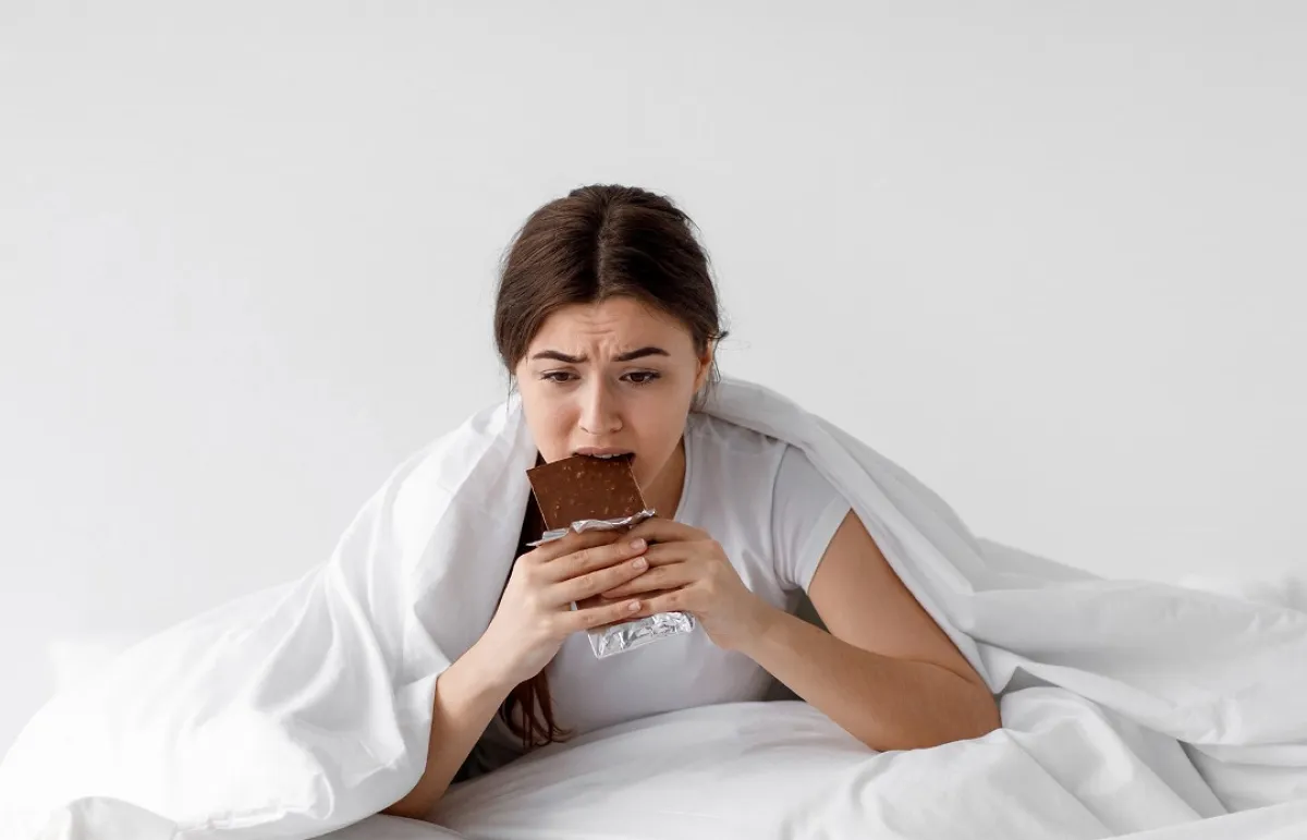 أسباب الأكل الكثير عند القلق والتوتر (المصدر: Shutterstock)