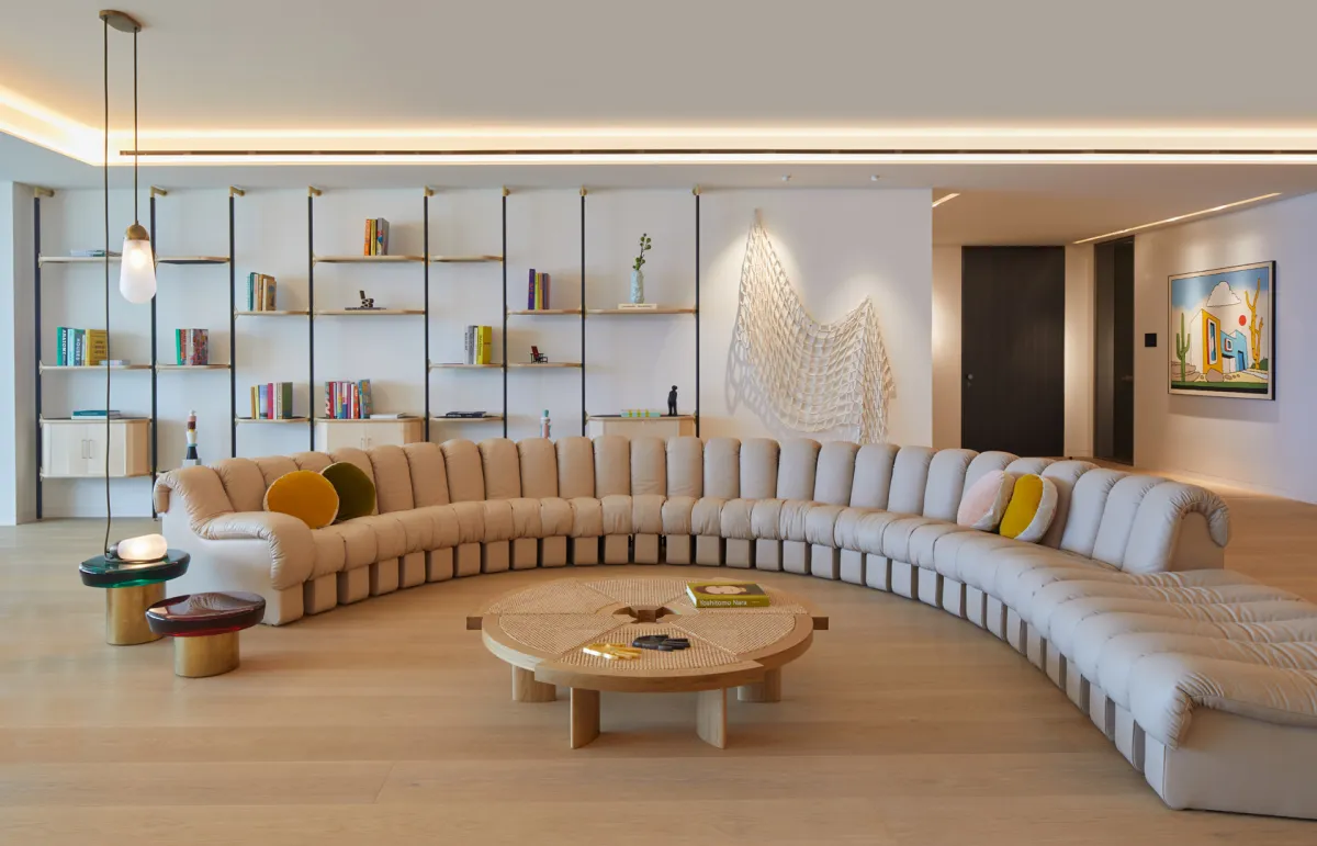 تزخر بأعمال فنانين من العالم شقة بيروتية تعانق البحر