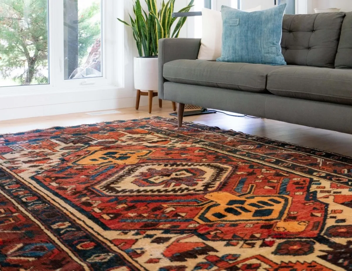 سجادة بارزة بنقوشها وألوانها