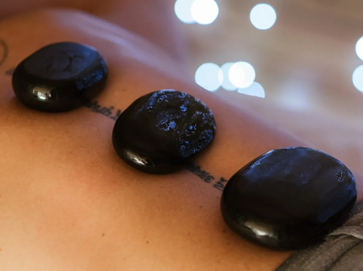 التدليك بالحجارة الساخنة يشفي من ألم المفاصل (المصدر: Pexels)