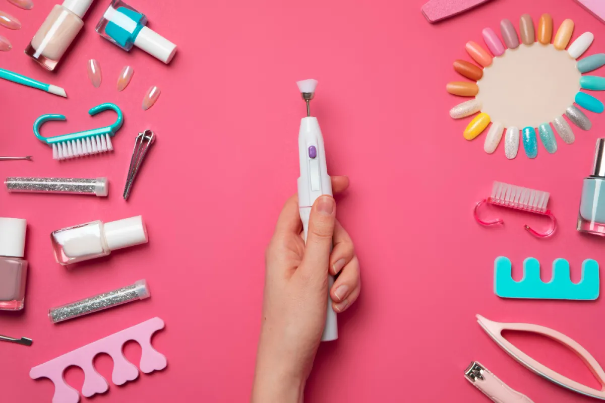 أدوات إزالة الأظافرالأكليريك- المصدر freepik