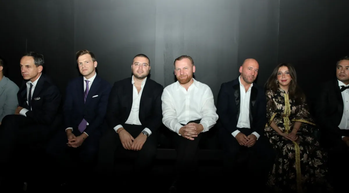 بوراك شاكماك رئيس هيئة الأزياء يتوسط الحضور - تصوير مي الحربي