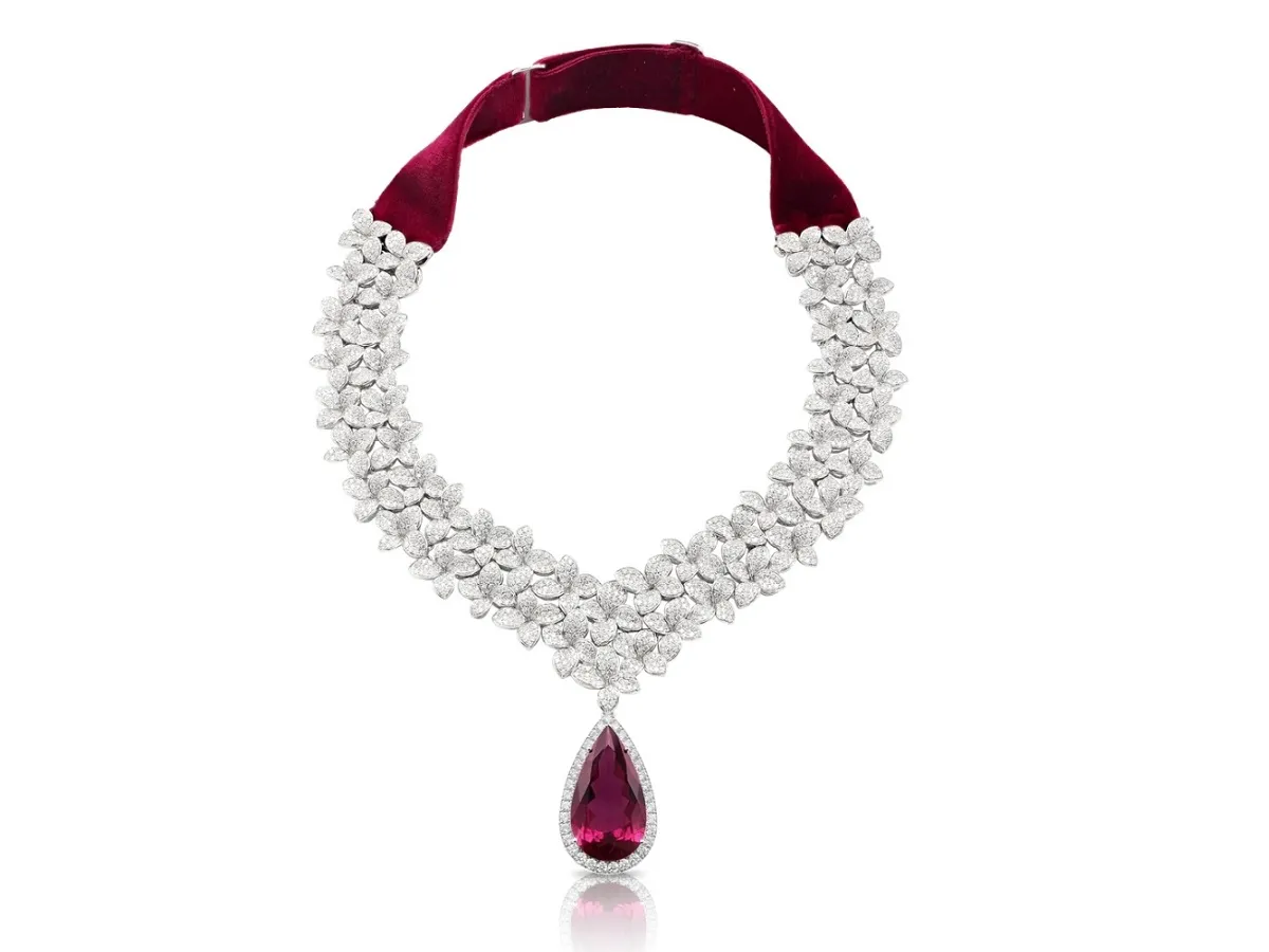 عقود فاخرة زينتها أحجار الألماس اللامعة لتسحري القلوب في سهرات خريف 2023