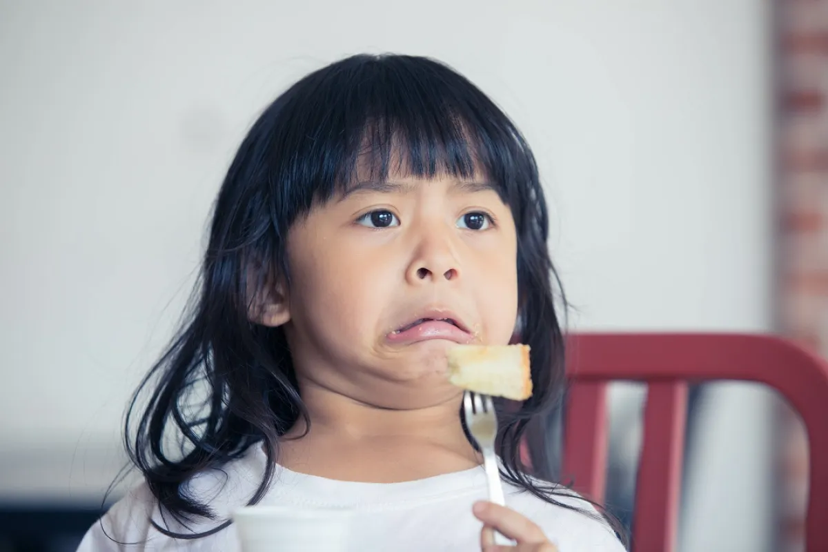 صورة لطفلة رافضة بإصرار تناول الطعام  