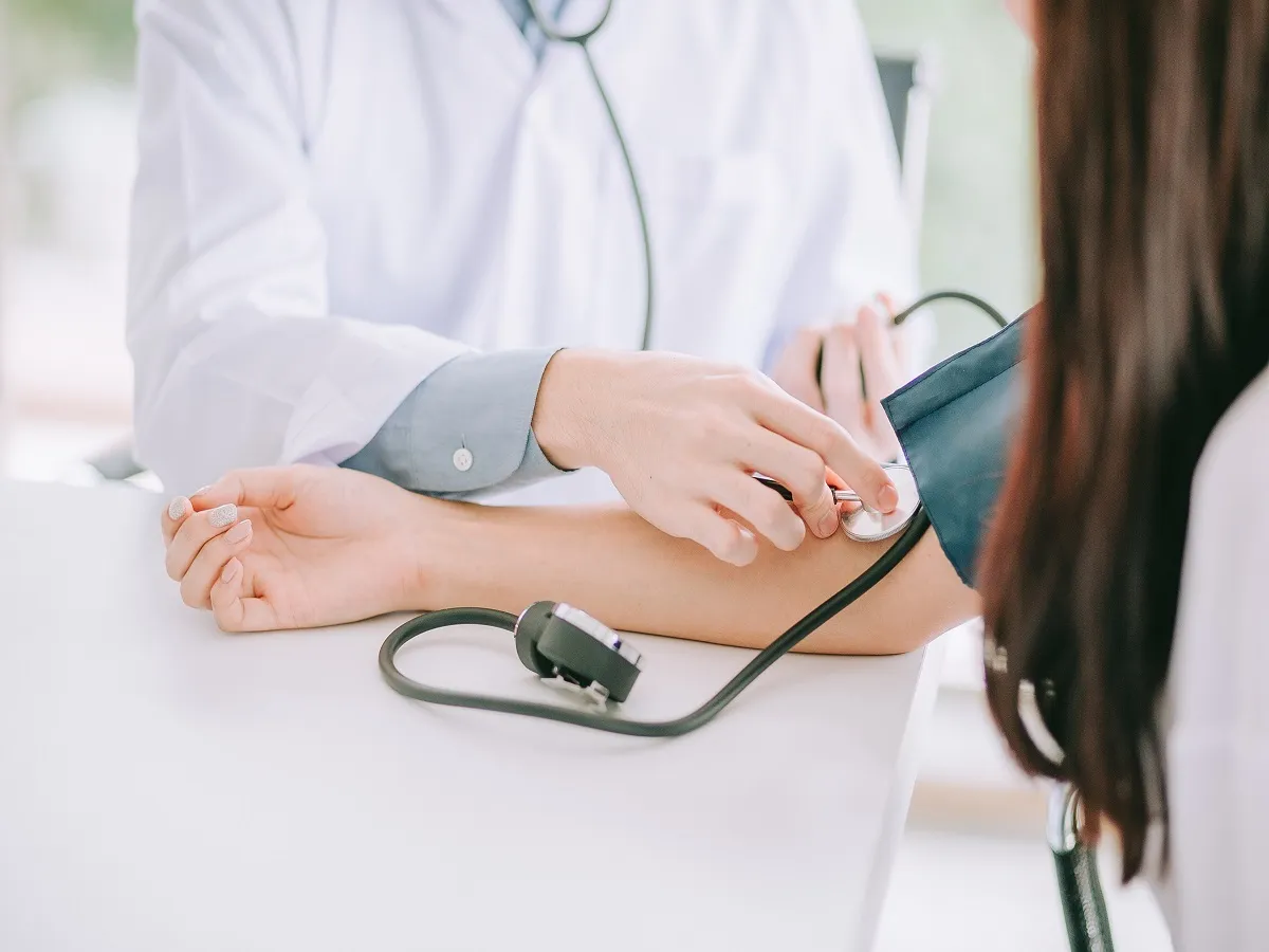 صورة لطبيب يفحص ضغط امرأة