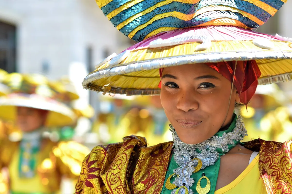 الفرق بين العادات والتقاليد