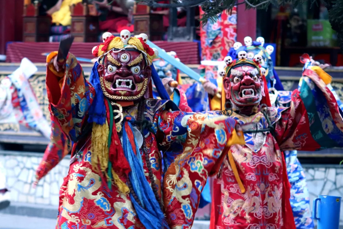 الفرق بين العادات والتقاليد