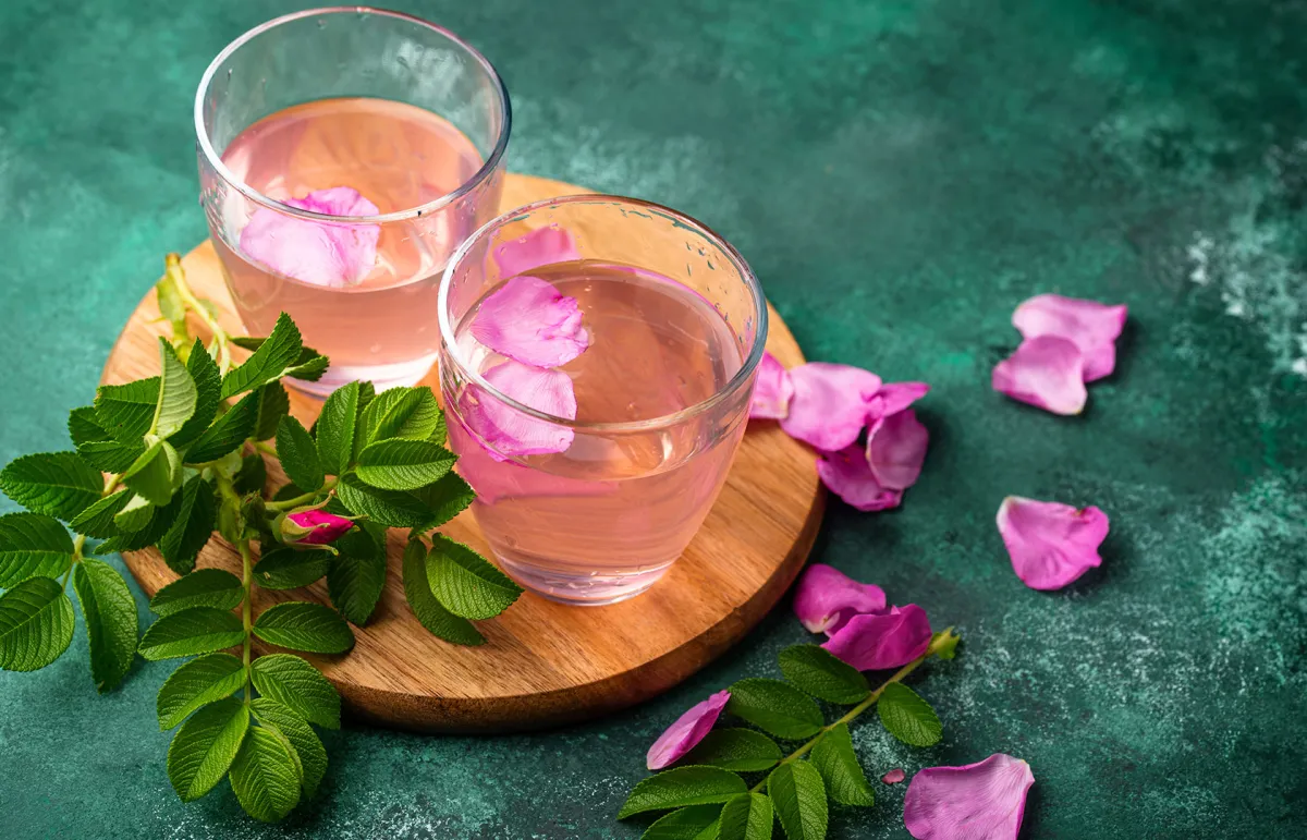 فوائد شرب ماء الورد مع الماء للنساء (المصدر: Shutterstock)