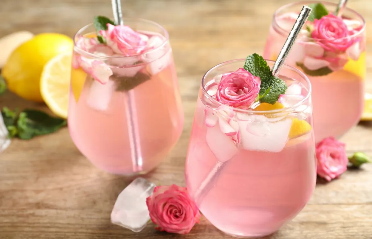 فوائد شرب ماء الورد مع الماء والتهاب الحلق (المصدر: Shutterstock)