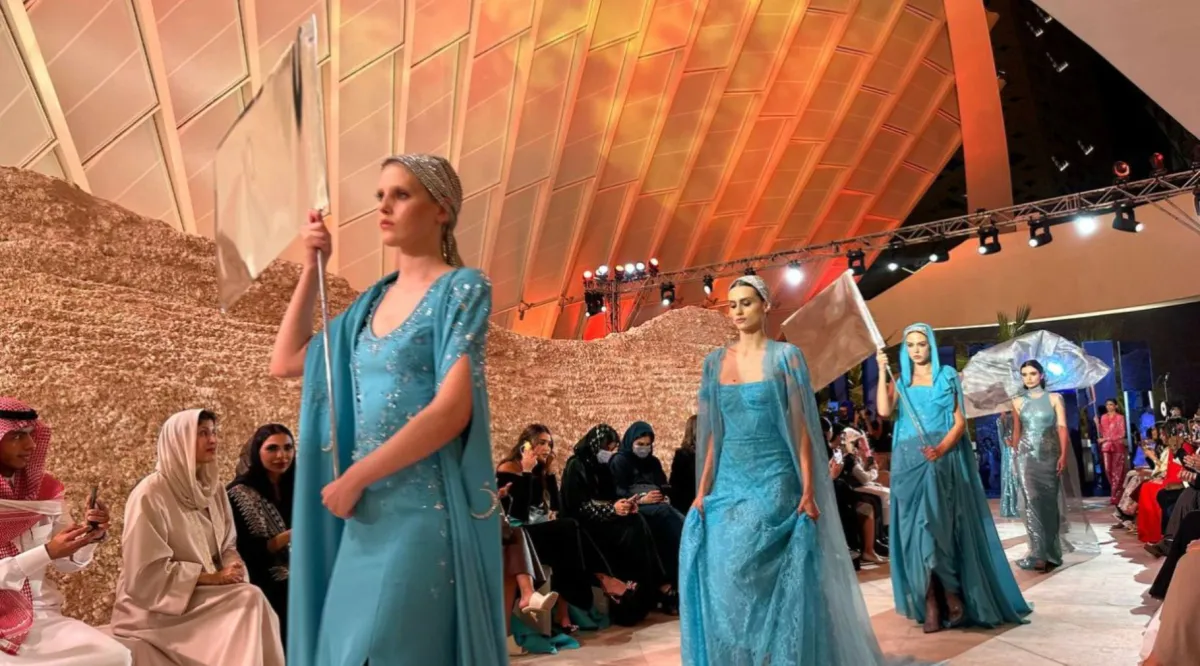 عرض هنيدة صيرفي في أسبوع الأزياء في الرياض
