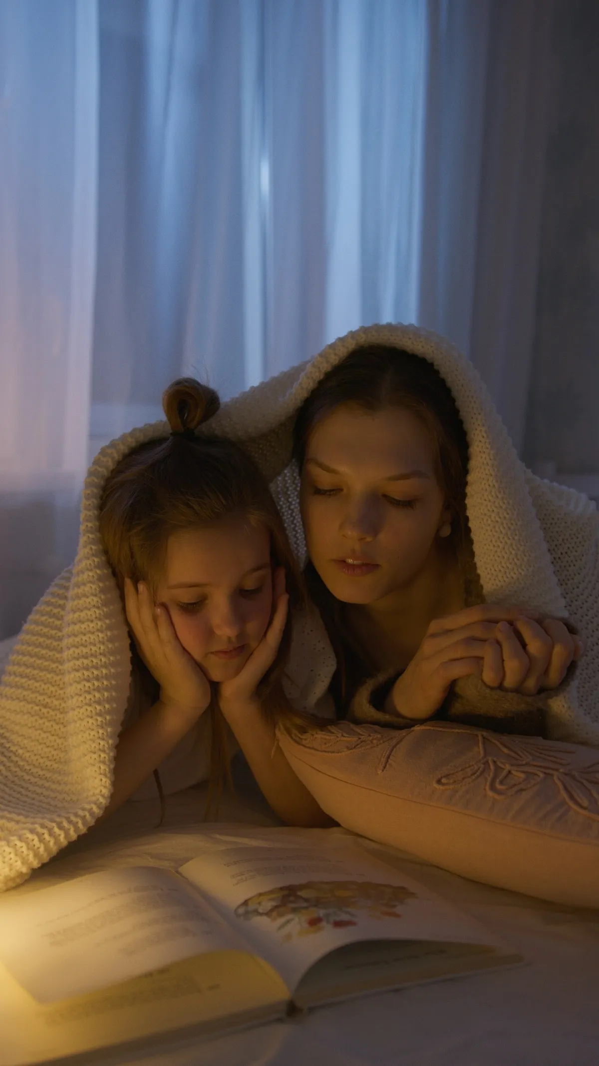 صورة لأم تحكي لطفلتها