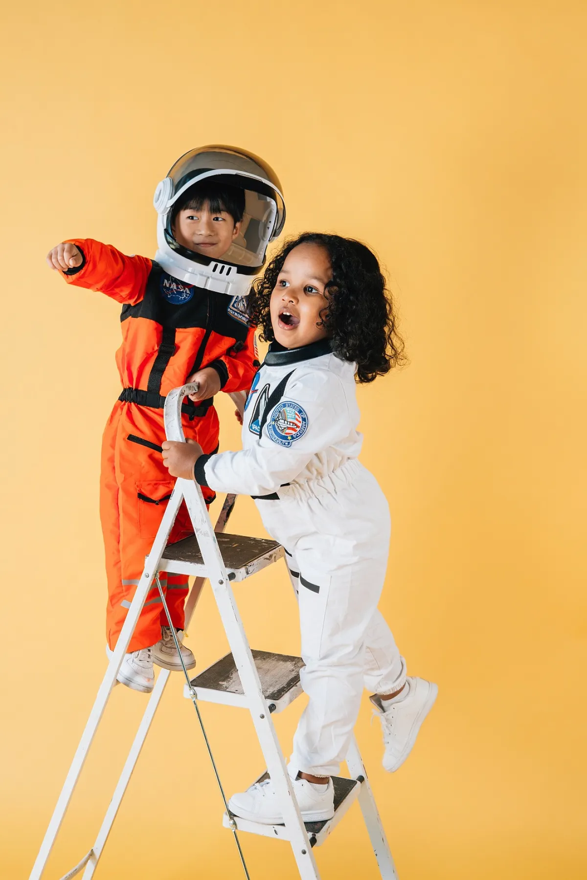 صورة لطفلين يلعبان