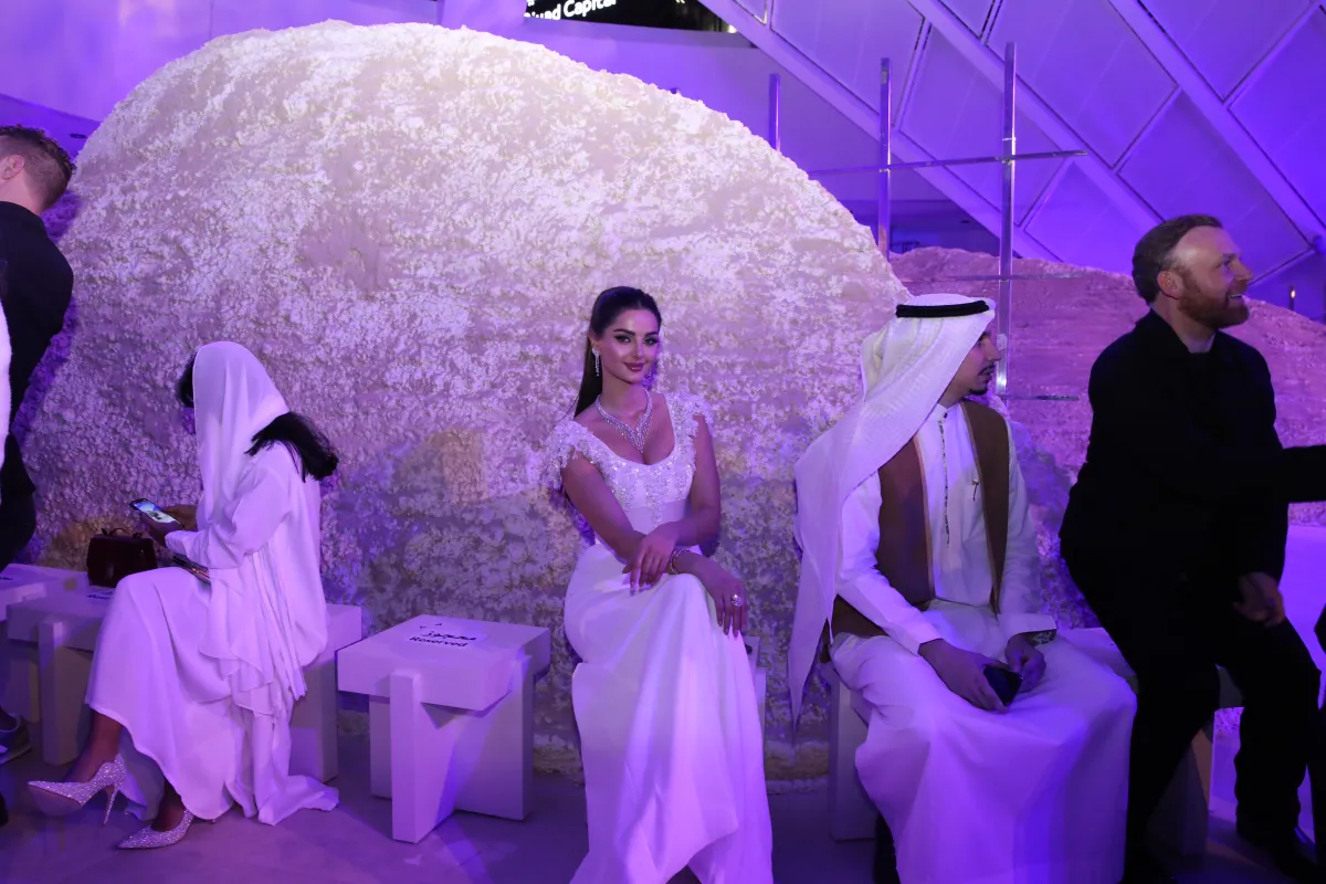 تتميَّز عارضة الأزياء المشهورة بعينيها الواسعتين، ورقبتها الطويلة دوناً عن العارضات المشرقيات- الصور من المصدر