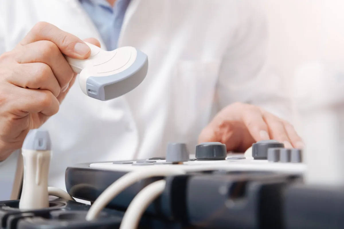 طبيب يجهز للالتراساوند